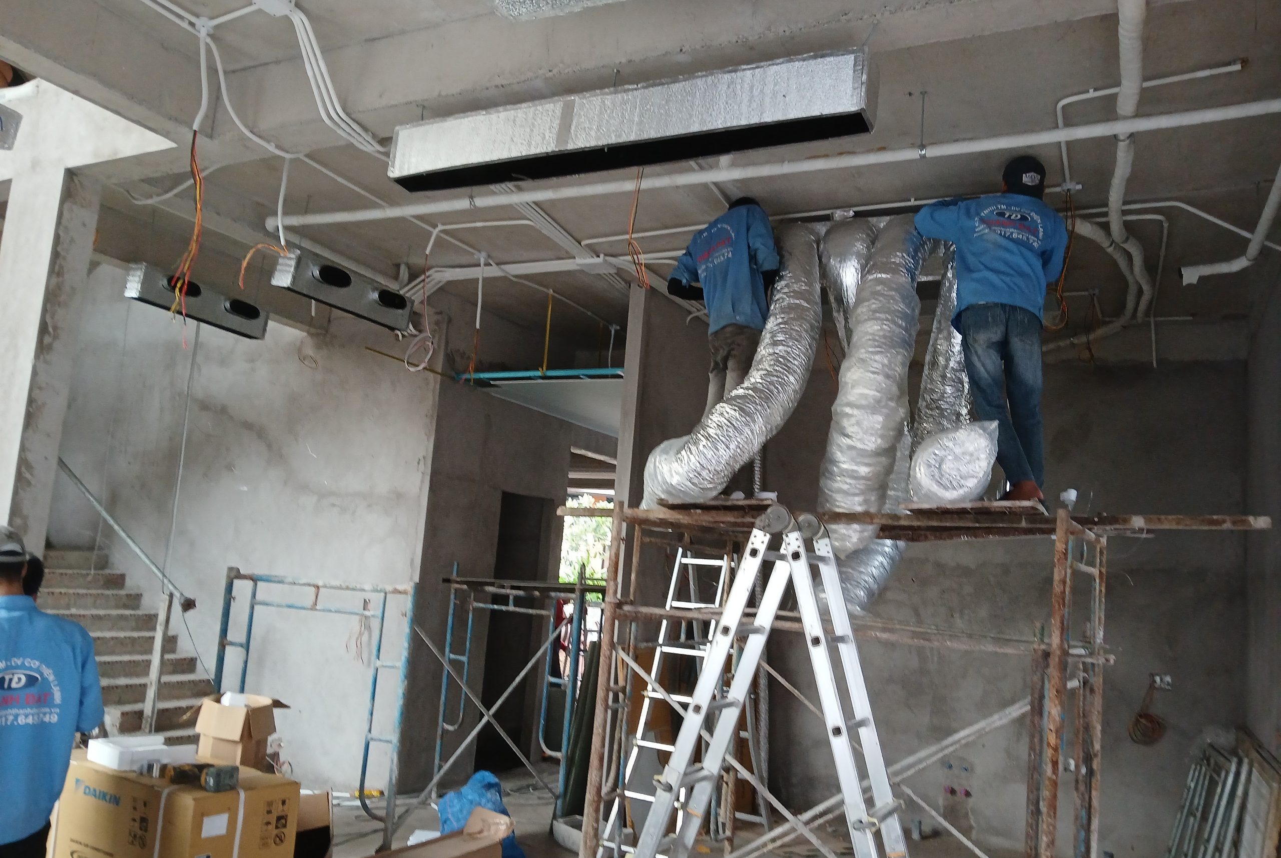 Thi công ống đồng máy lạnh giấu trần nối ống gió tại Bình Chánh