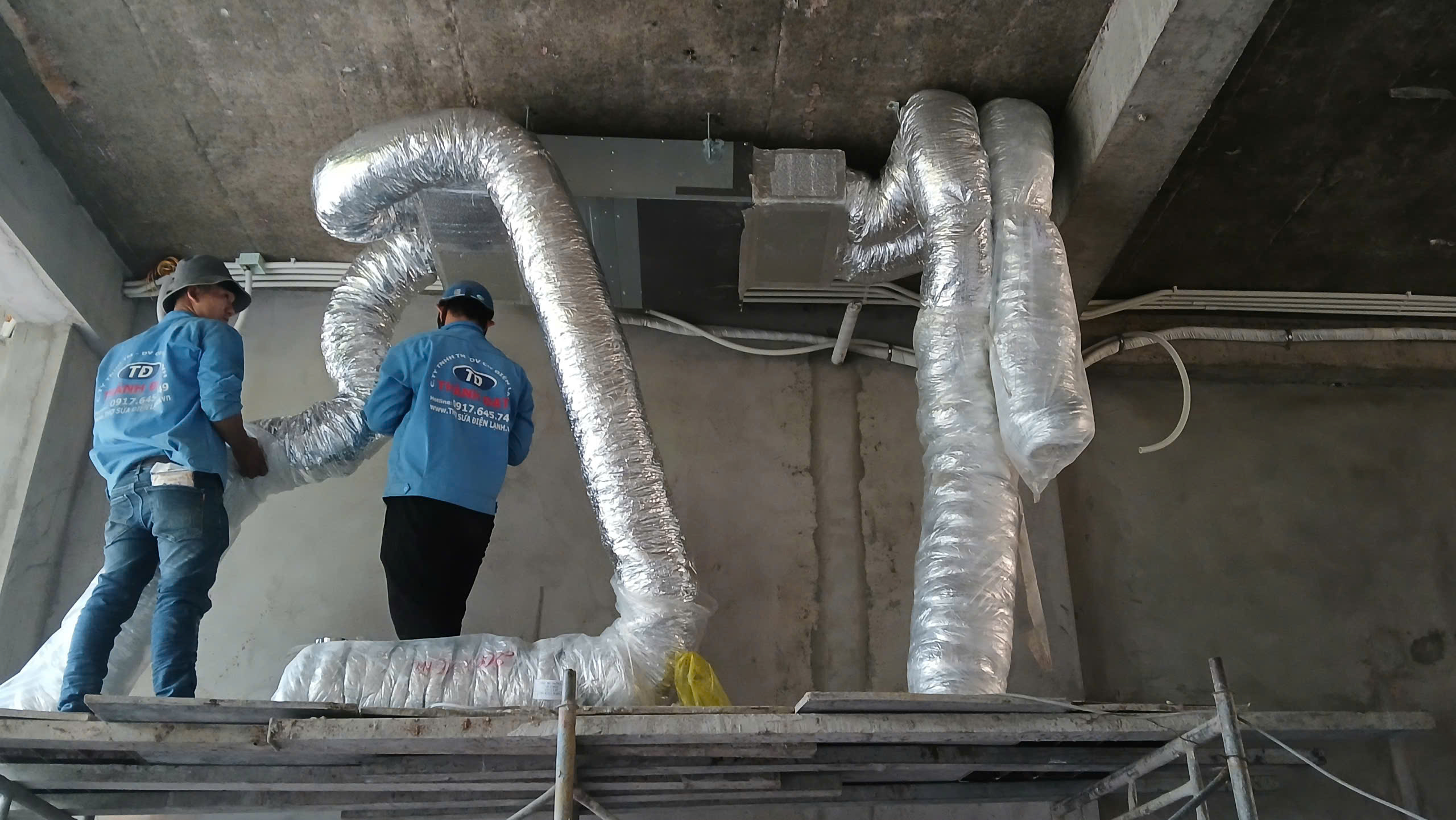 Thi công ống đồng máy lạnh giấu trần nối ống gió tại Nhà Bè